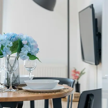 Klimatyczne I Nowoczesne Very Berry W Poznaniu By Renters شقة *
